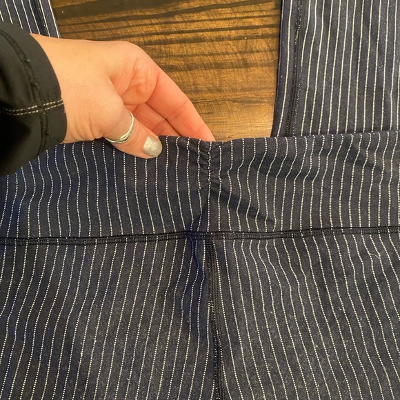 Blue and white Lululemon 25 inch capris with slits size 6 - Picture 4 of 6